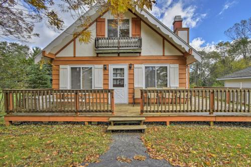 Walk to Green Lake & Beach: Cozy Cabin w/Deck