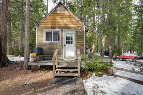 Walk to Trails & Butte Creek: Cozy Retreat w/Deck