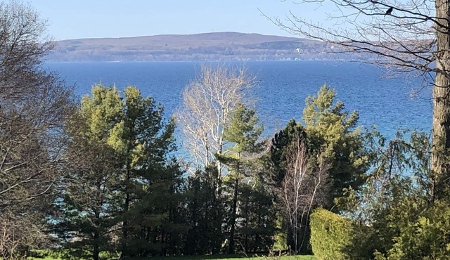 Water view Getaway, steps to Downtown Petoskey