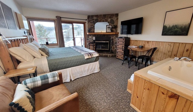 Whirlpool Suite w/Pool, Hot Tub, Hiking, Golfing, & More on Lutsen Mountain