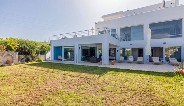 White Blue Spa Villa, By IdealStay Experience