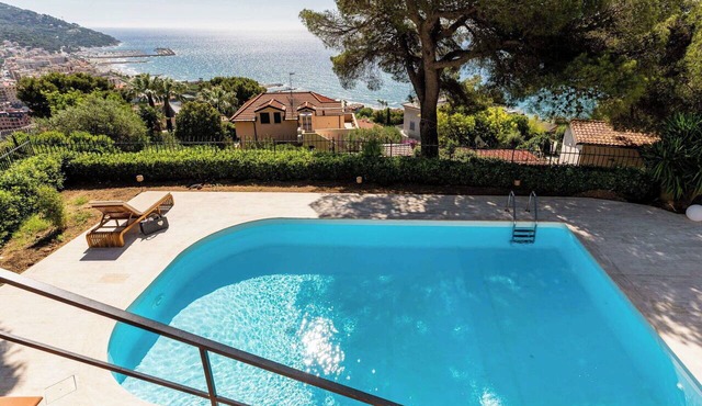 Wonderful private villa for 11 people with A/C, private pool, WIFI and terrace