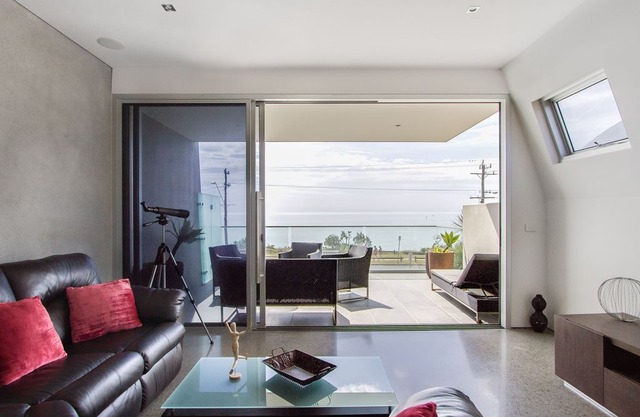 Holiday Shacks - Nautilus 2 - Luxury Retreat - Modern beachfront townhouse, WiFi, water views