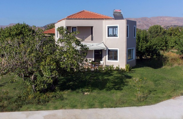 'Perivoli' House A, family friendly spring and summer holidays