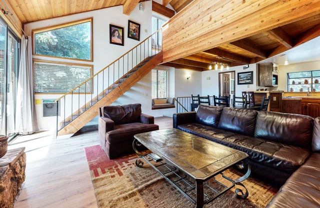 Pet Friendly, Spacious, Private Wash/Dryer. Near Golf Course & Walking Trails