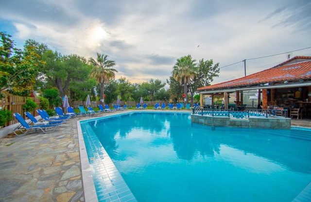 Splash Pool Bar