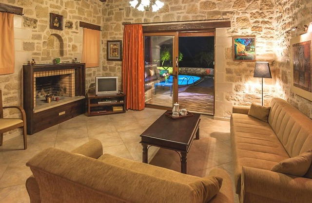 This 3-bedroom villa for up to 5 guests is located in Stavromenos and has a private swimming pool, a