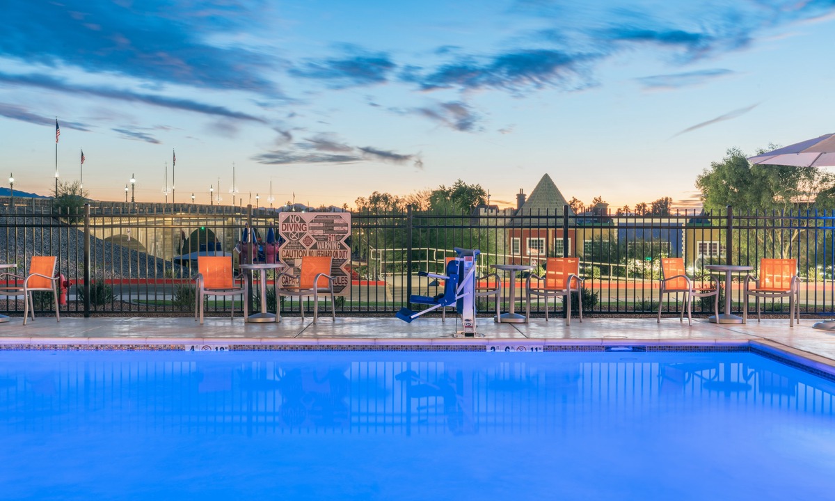 Lake Havasu City Hotel | Holiday Inn Express and Suites Lake Havasu - London Bridge, an Ihg Hotel