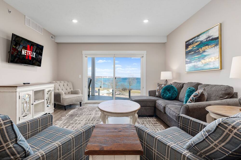Traverse City Condo | ♛ 539 Bay St ⁀➷ 3BDR Lake View Penthouse Condo on West Bay ➠ 401W