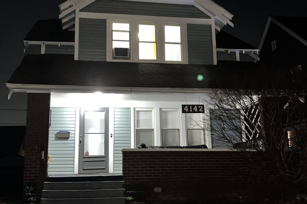 Toledo House | Comfy 3bedroom residential home w/indoor fireplace