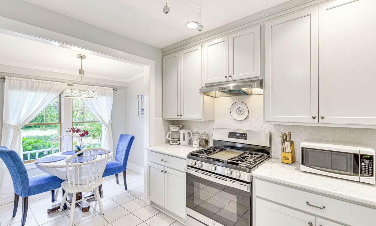 South Haven Cottage | Bright South Haven Cottage ~ 2 Mi to Beach!