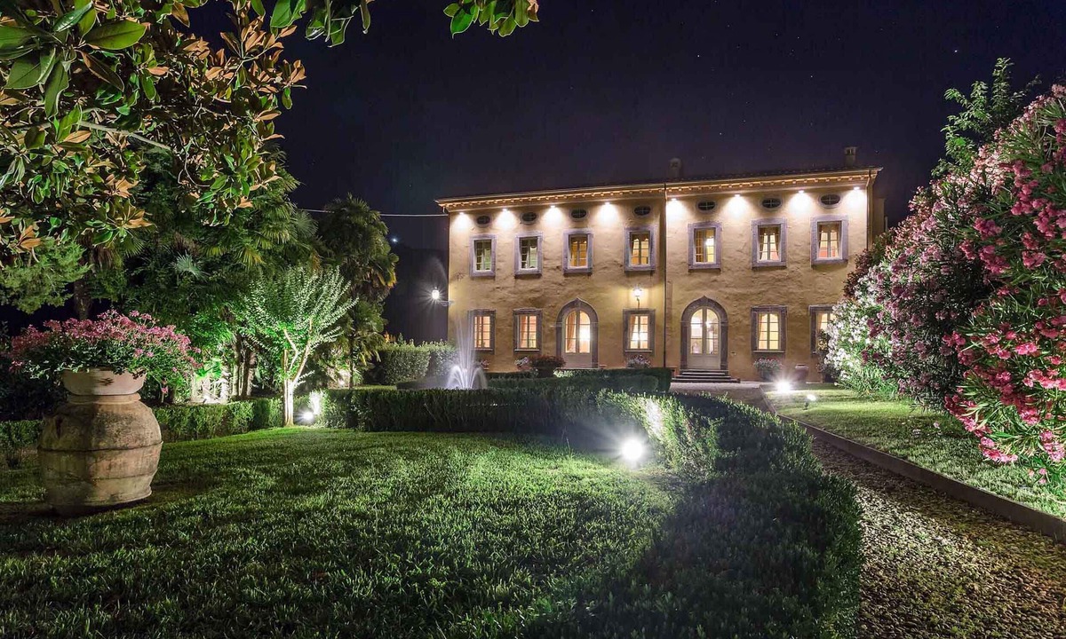 Capannori Villa | Elegant Hillside Villa With Panoramic Views