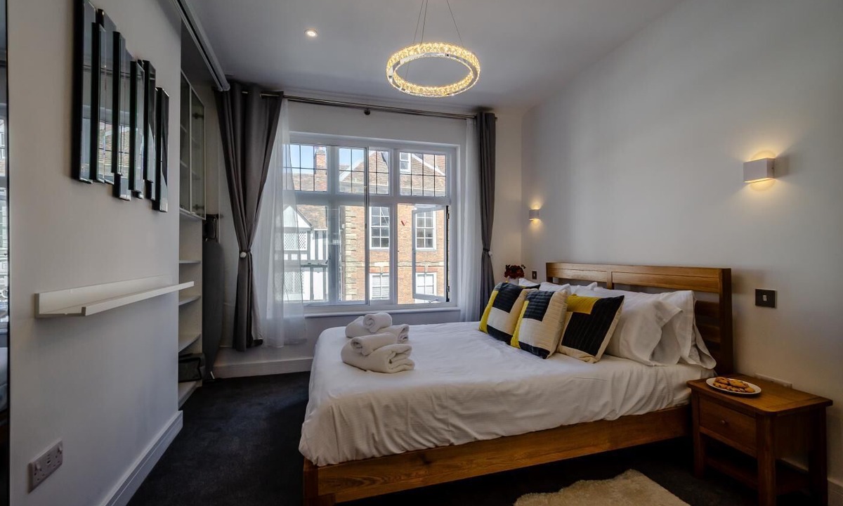 Warwick Town Centre Cottage | 2 Bed in Warwick (oc-c41051)