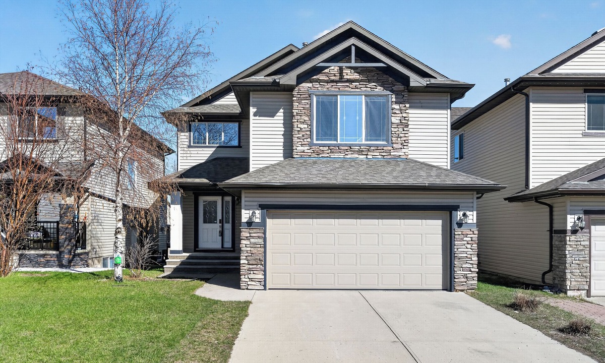 Airdrie House | Luxury Urban Oasis in Prime Location