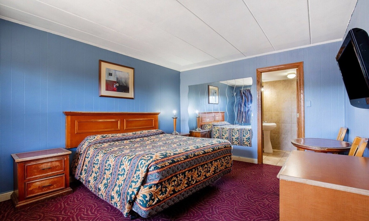 Chatham Apartment | King Bed | Smoking|Chicago