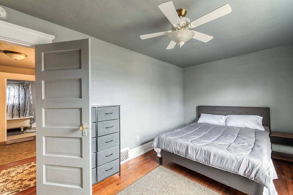 Photo of Bedroom in Lansing