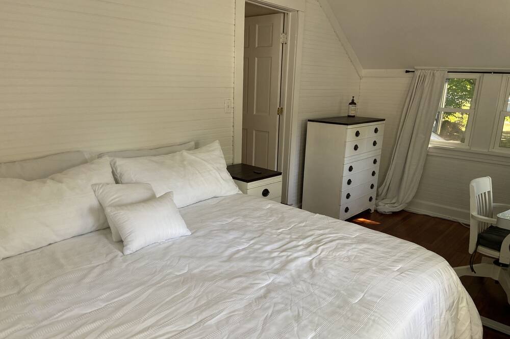 Photo of Bedroom in Macatawa