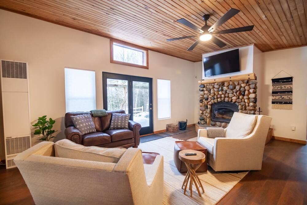 Photo of Livingroom in Lake Township