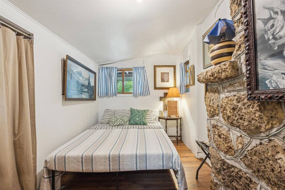 Photo of Bedroom in Abrams