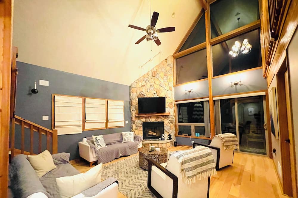 Photo of Livingroom in Battle Creek