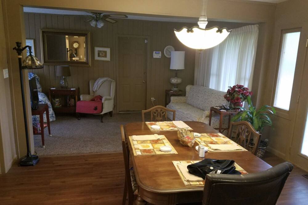 Photo of Livingroom in Battle Creek