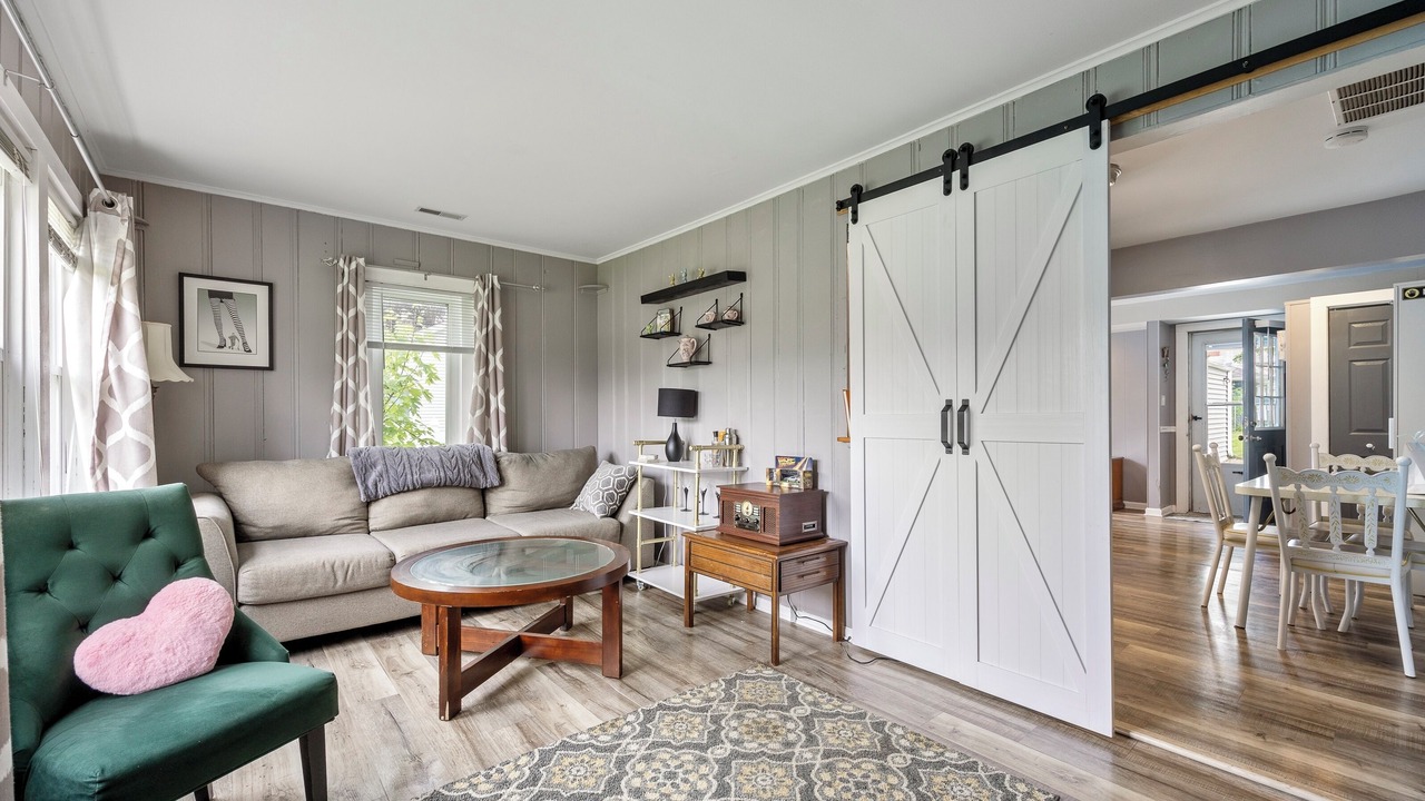 Photo of Livingroom in Westmont