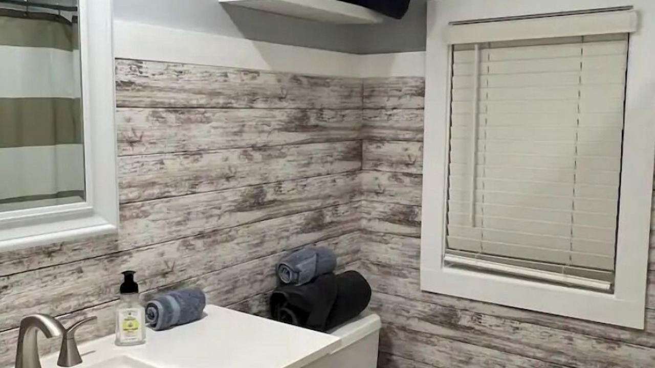 Photo of Bathroom in Lakeview
