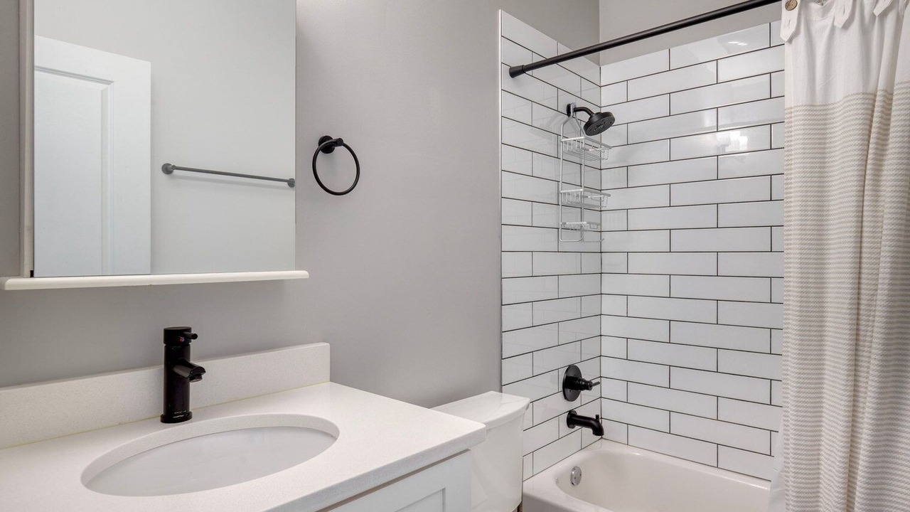 Photo of Bathroom in Lakeview