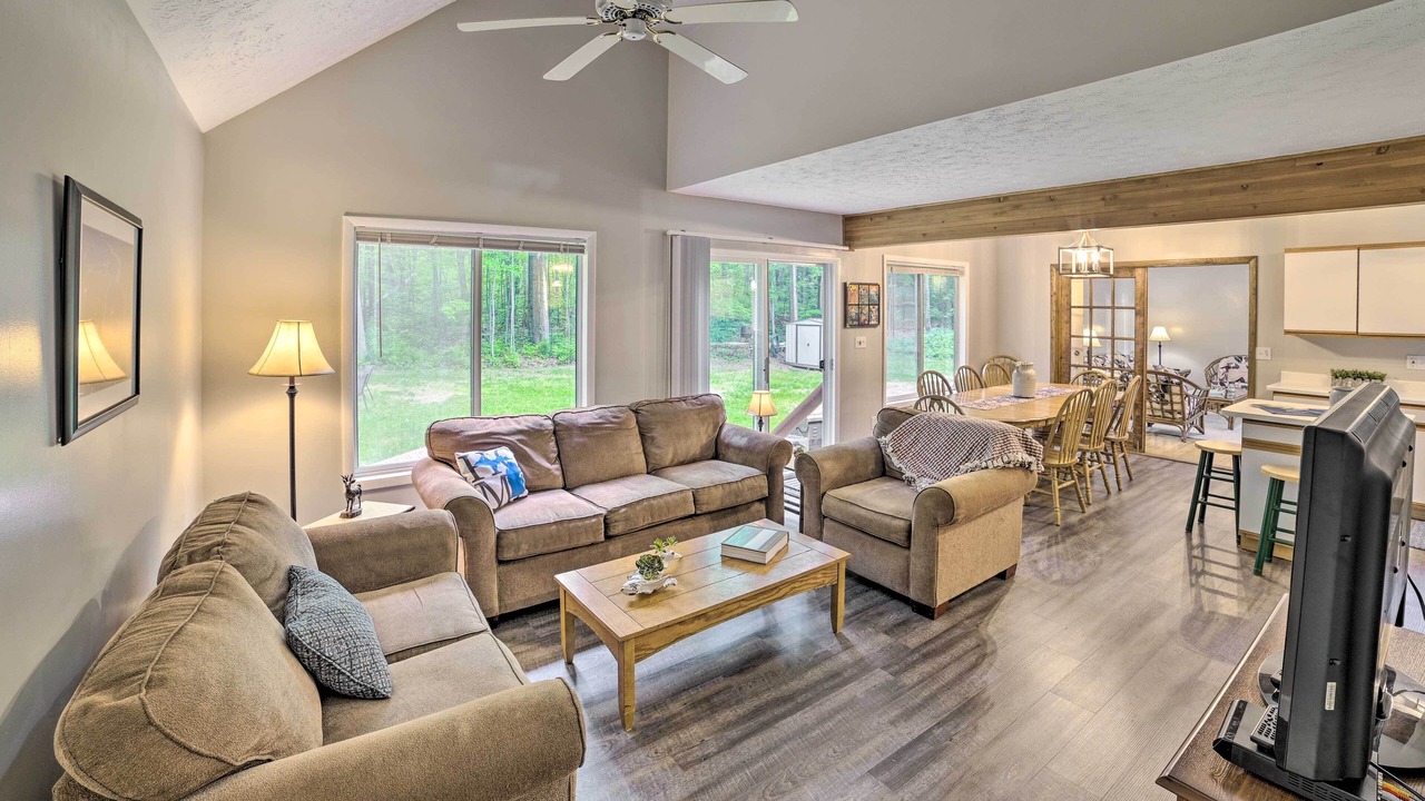 Photo of Livingroom in Higgins Lake