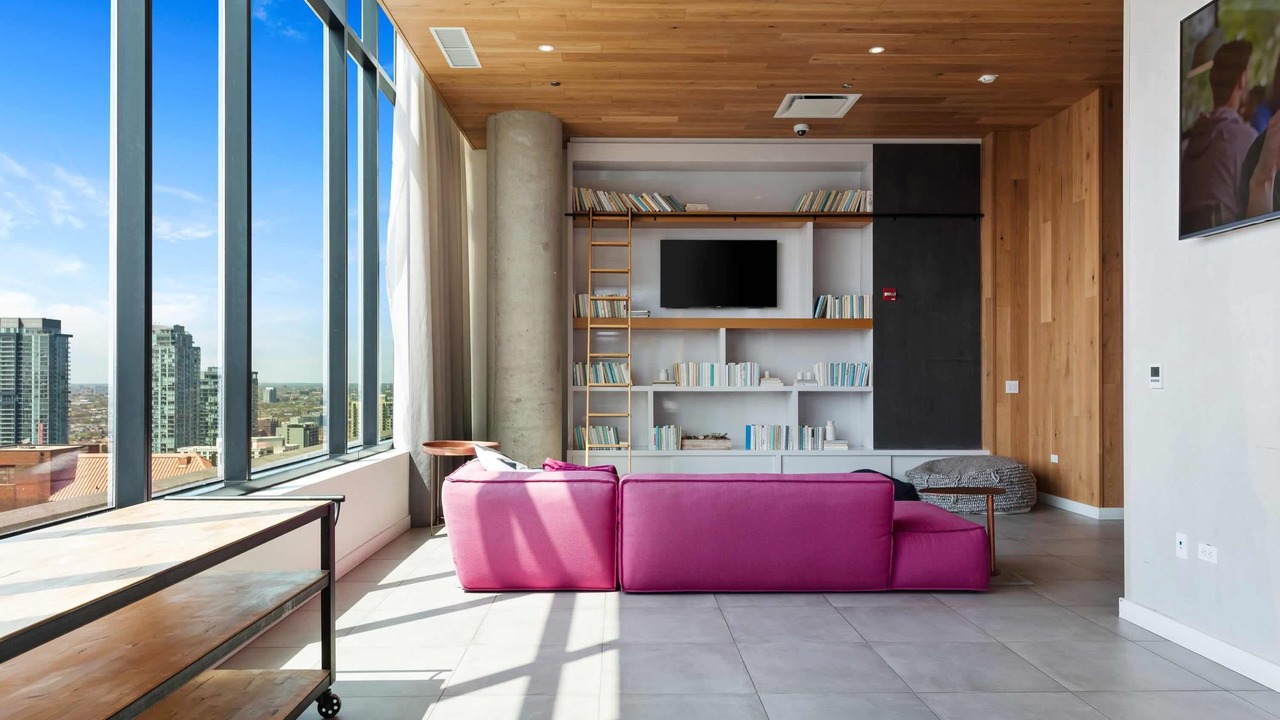 Photo of Livingroom in Near North Side