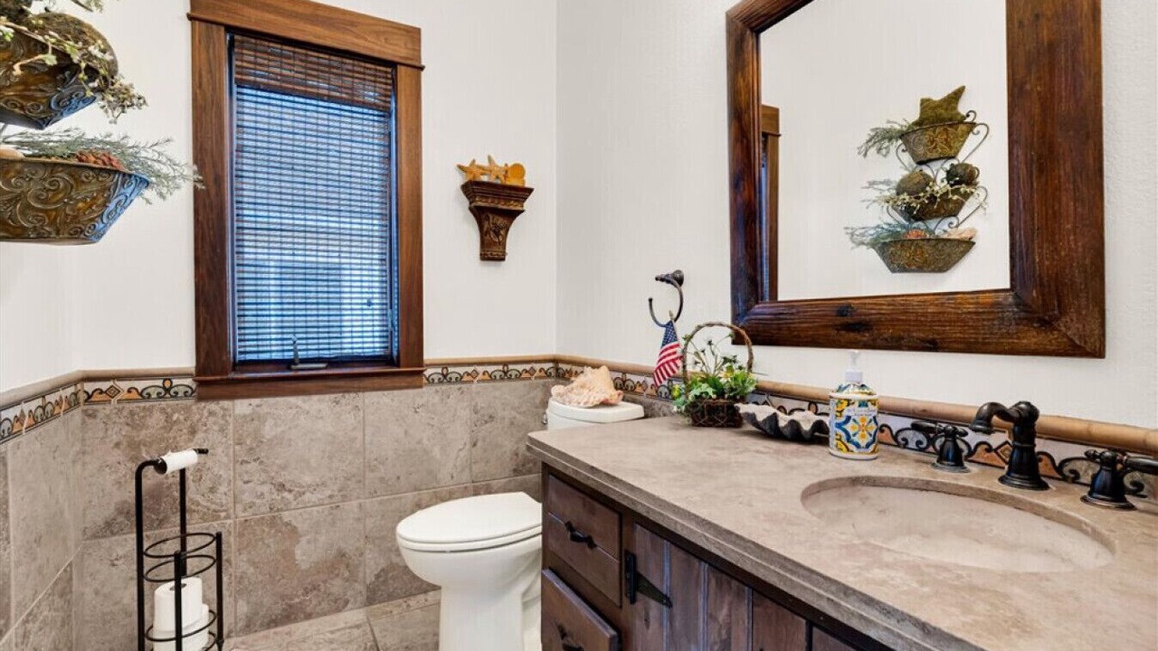 Photo of Bathroom in Pigeon