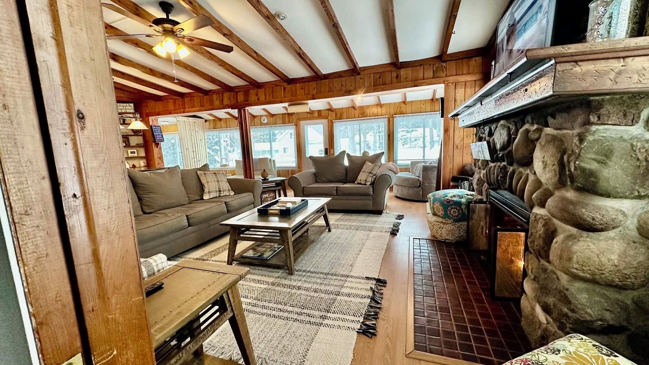 Photo of Livingroom in Higgins Lake
