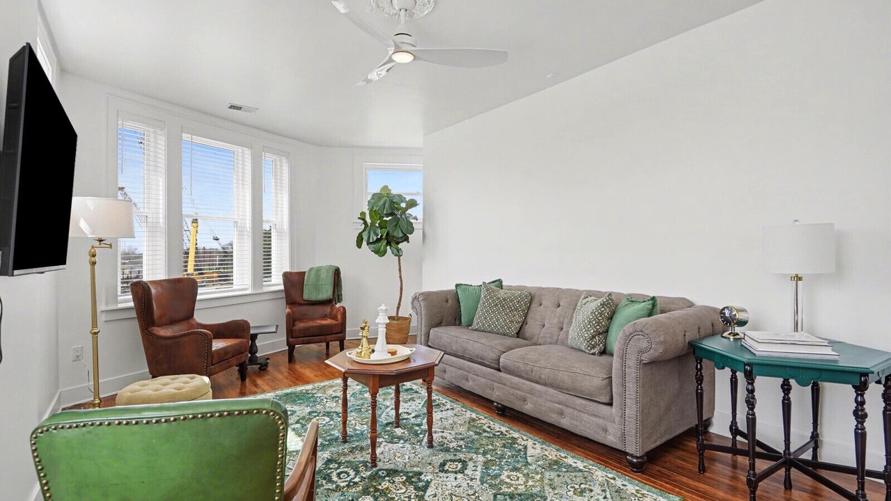Photo of Livingroom in Bay City