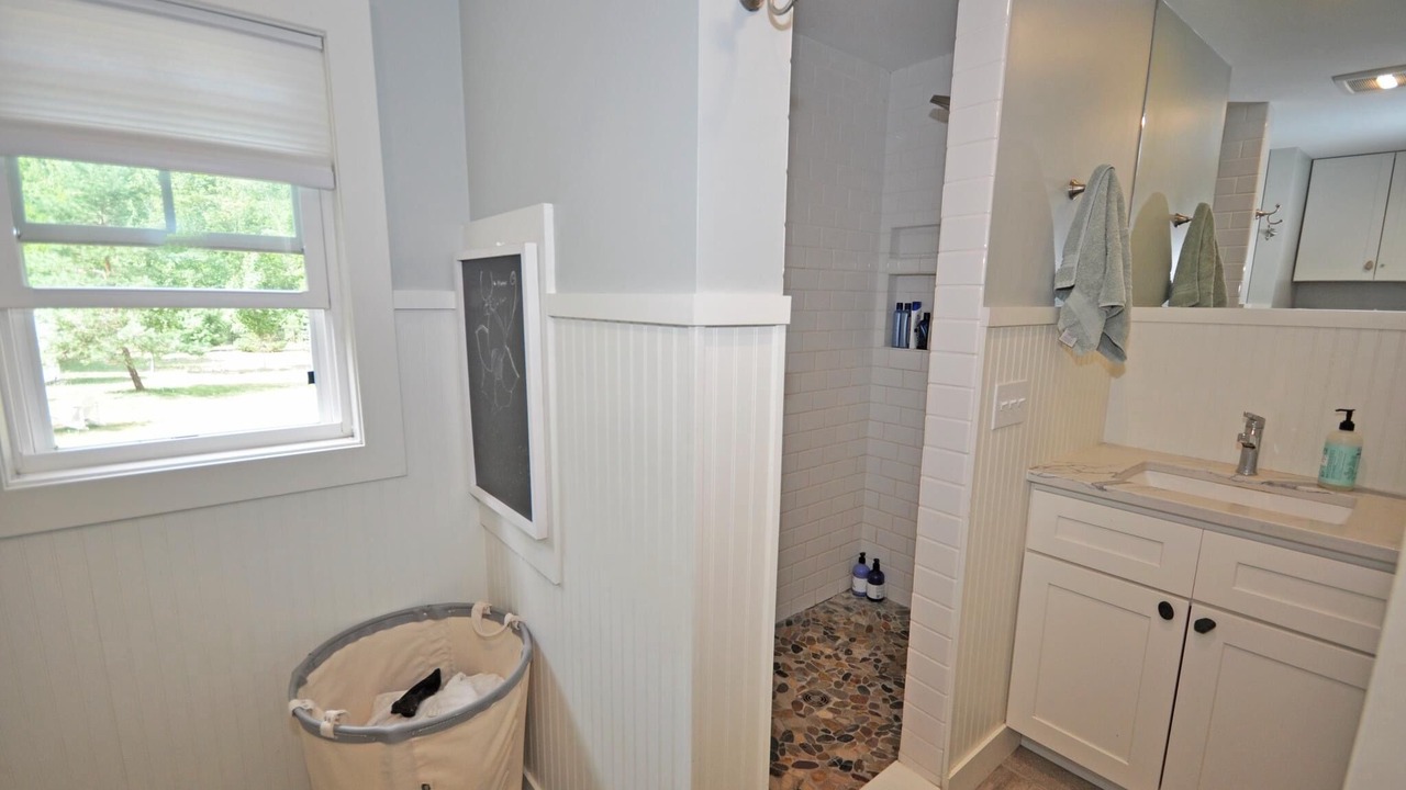 Photo of Bathroom in Maple City