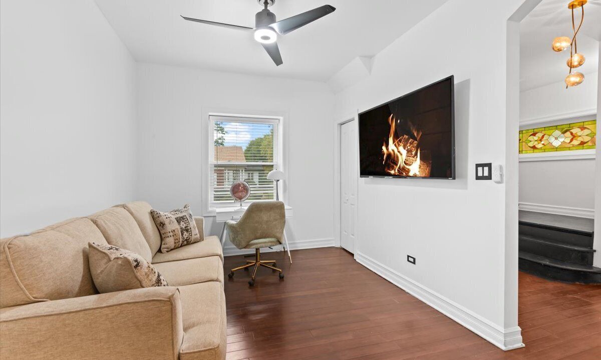 Photo of Livingroom in Beverly