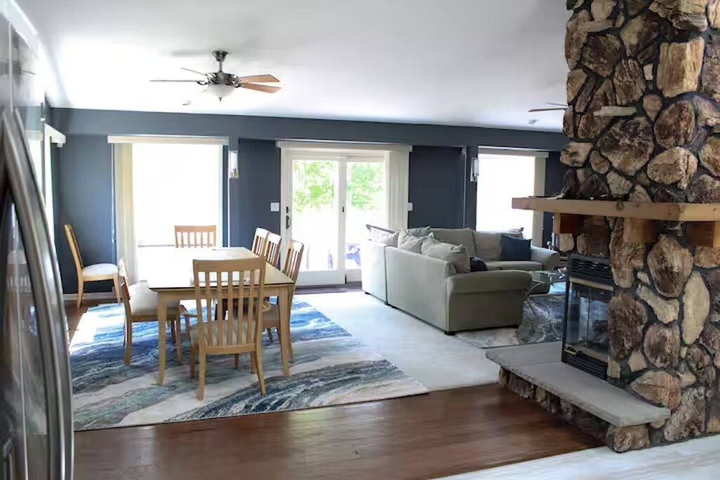 Photo of Livingroom in McHenry