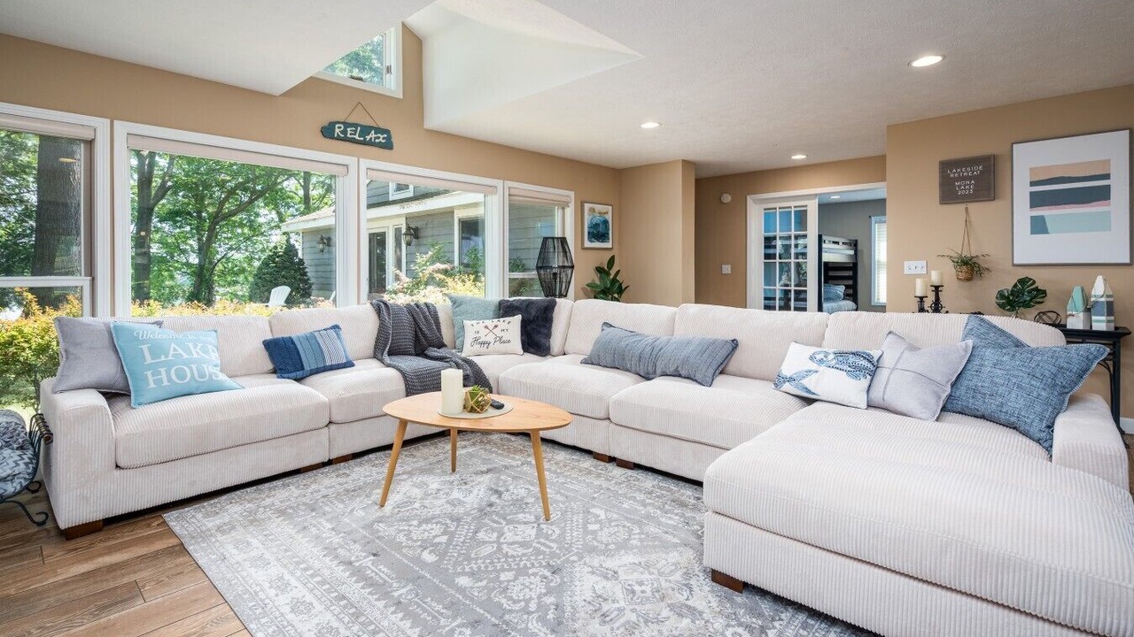 Photo of Livingroom in Norton Shores