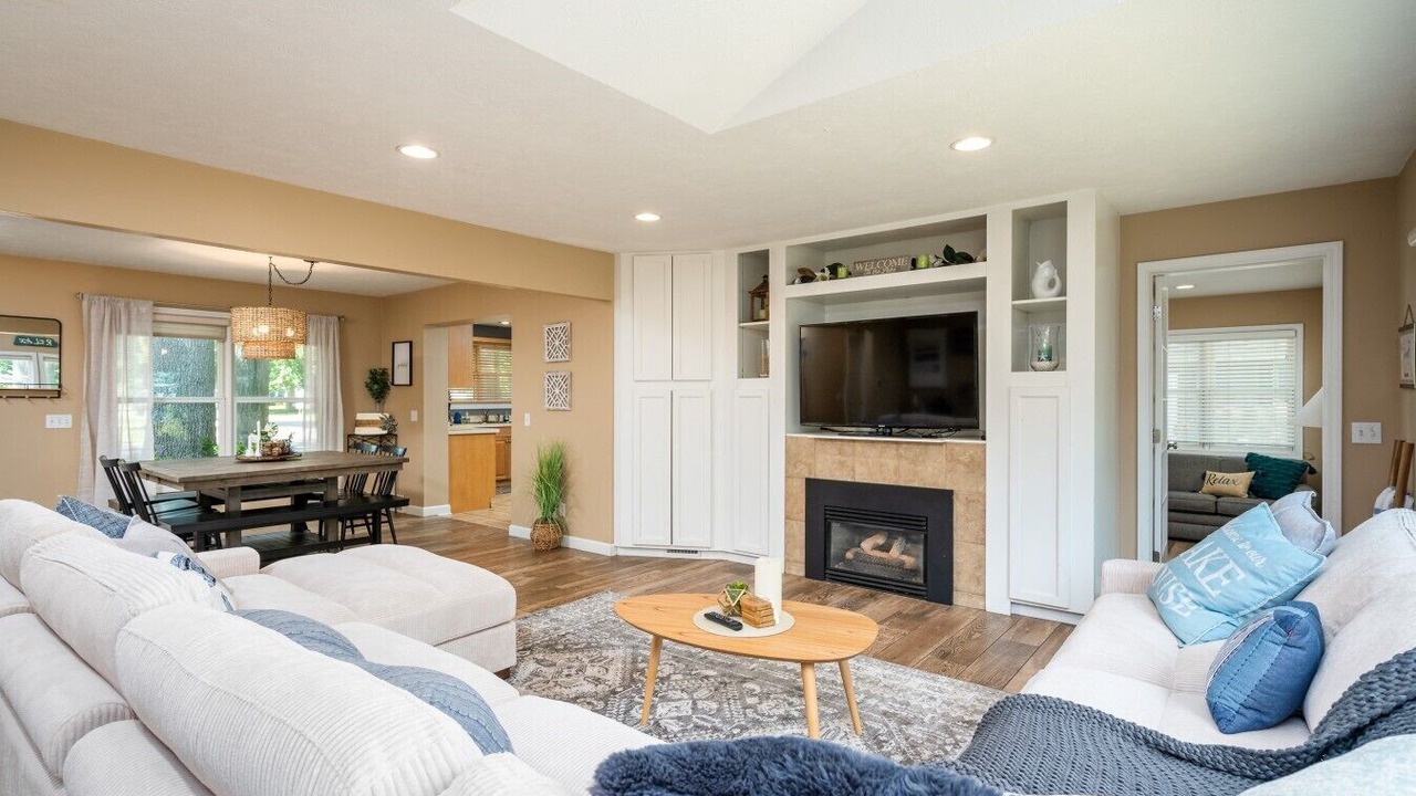 Photo of Livingroom in Norton Shores
