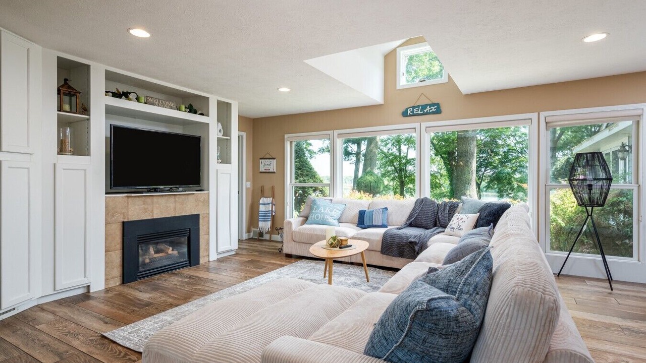 Photo of Livingroom in Norton Shores