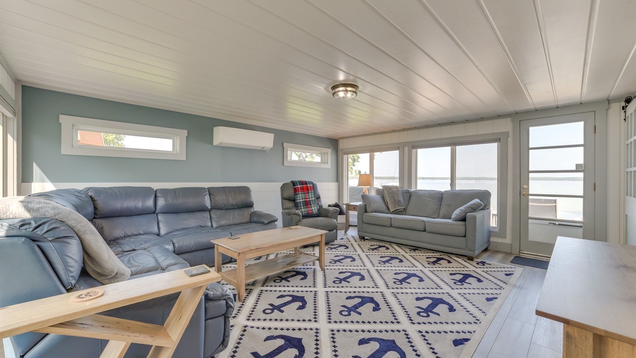 Photo of Livingroom in Higgins Lake