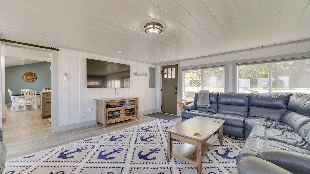 Photo of Livingroom in Higgins Lake