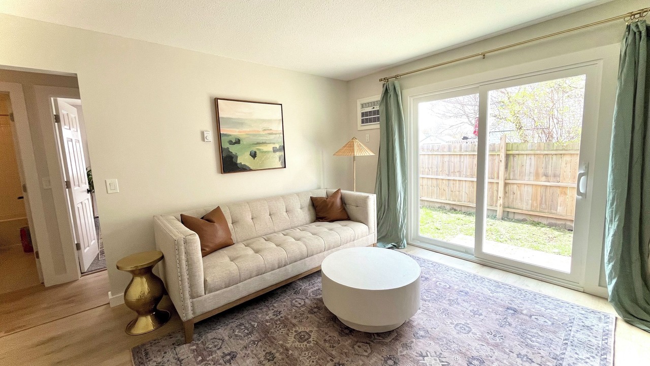 Photo of Livingroom in Whitehouse
