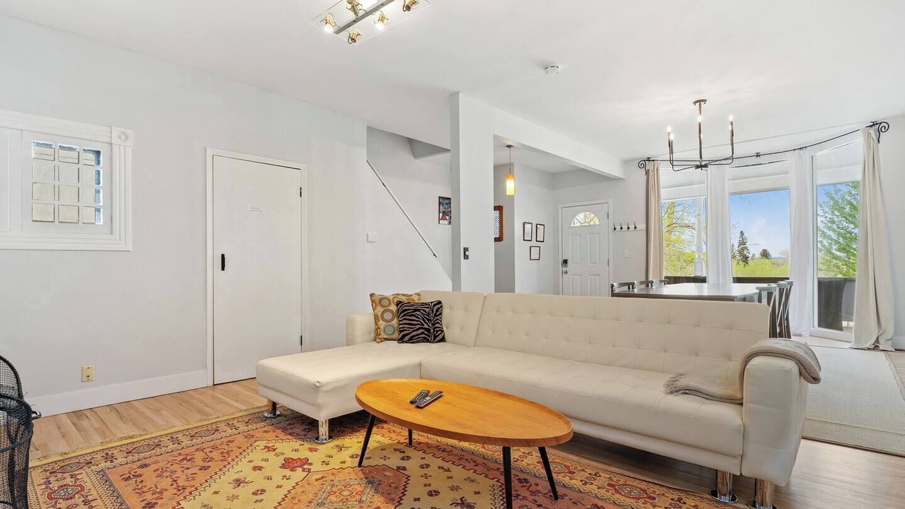 Photo of Livingroom in Bankview