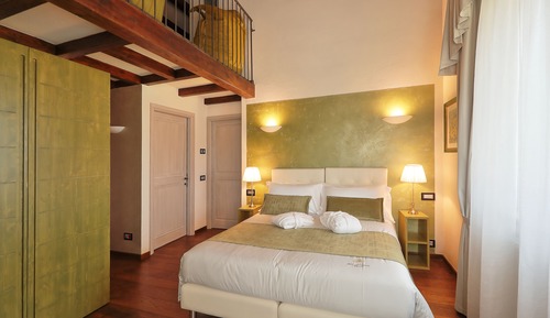 Family Suite, 1 Queen Bed, Non Smoking, Hill View