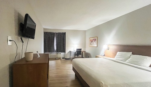 Room, 1 King Bed, Accessible Bathtub, Non Smoking (Mobility, Microwave & Fridge)