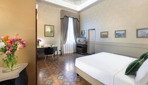 Deluxe Room, 1 King Bed, Courtyard View