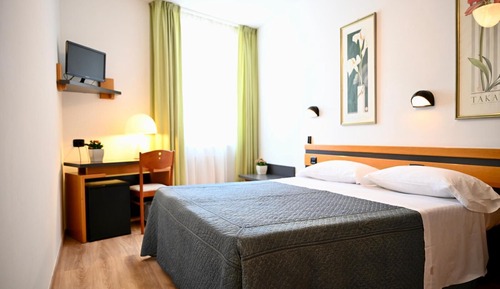 Deluxe Quadruple Room, City View