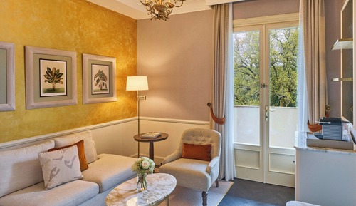 Junior Suite, 1 King Bed, Garden View