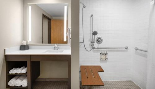 King Room - Mobility Access/Roll in Shower - Non-Smoking