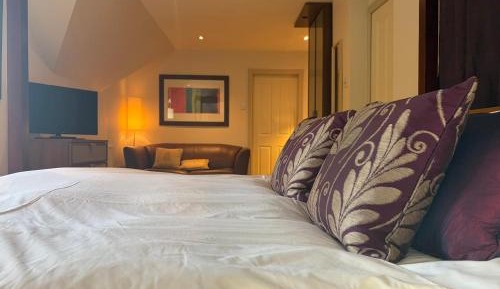 Contemporary Four Poster Suite